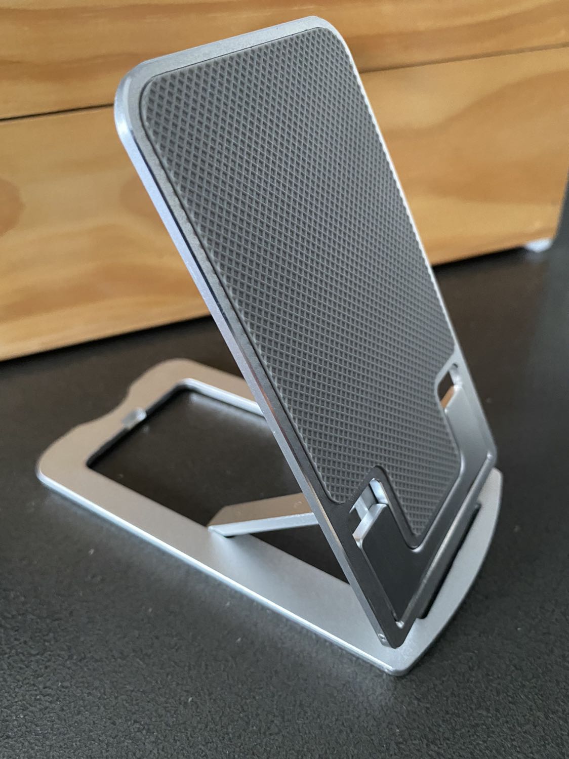 Hàng thiết kế gọn, chất lượng ok nhưng có 1 khuyết điểm là nếu để điện thoại ở nấc thấp nhất cũng là nất hợp lý nhất thì không thể gắn được dây sạc !