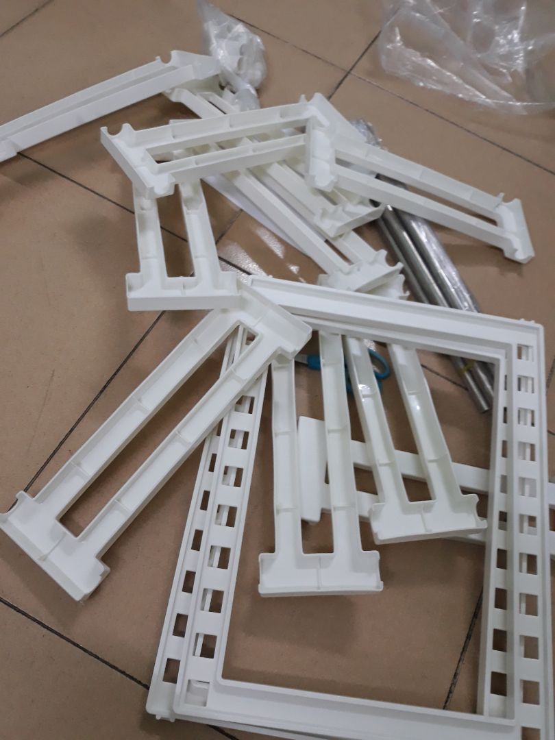 giao hàng đúng lịch, đóng thùng cẩn thận, bọc nylon từng phần, khá dễ lắp ráp, bé 6 tuổi nhà mình lắp phụ được, kệ chắc chắn, bé ngồi lên được, để dài ngắn tùy nhu cầu, đáng mua, bên cạnh đứng mẫu ghi TTP