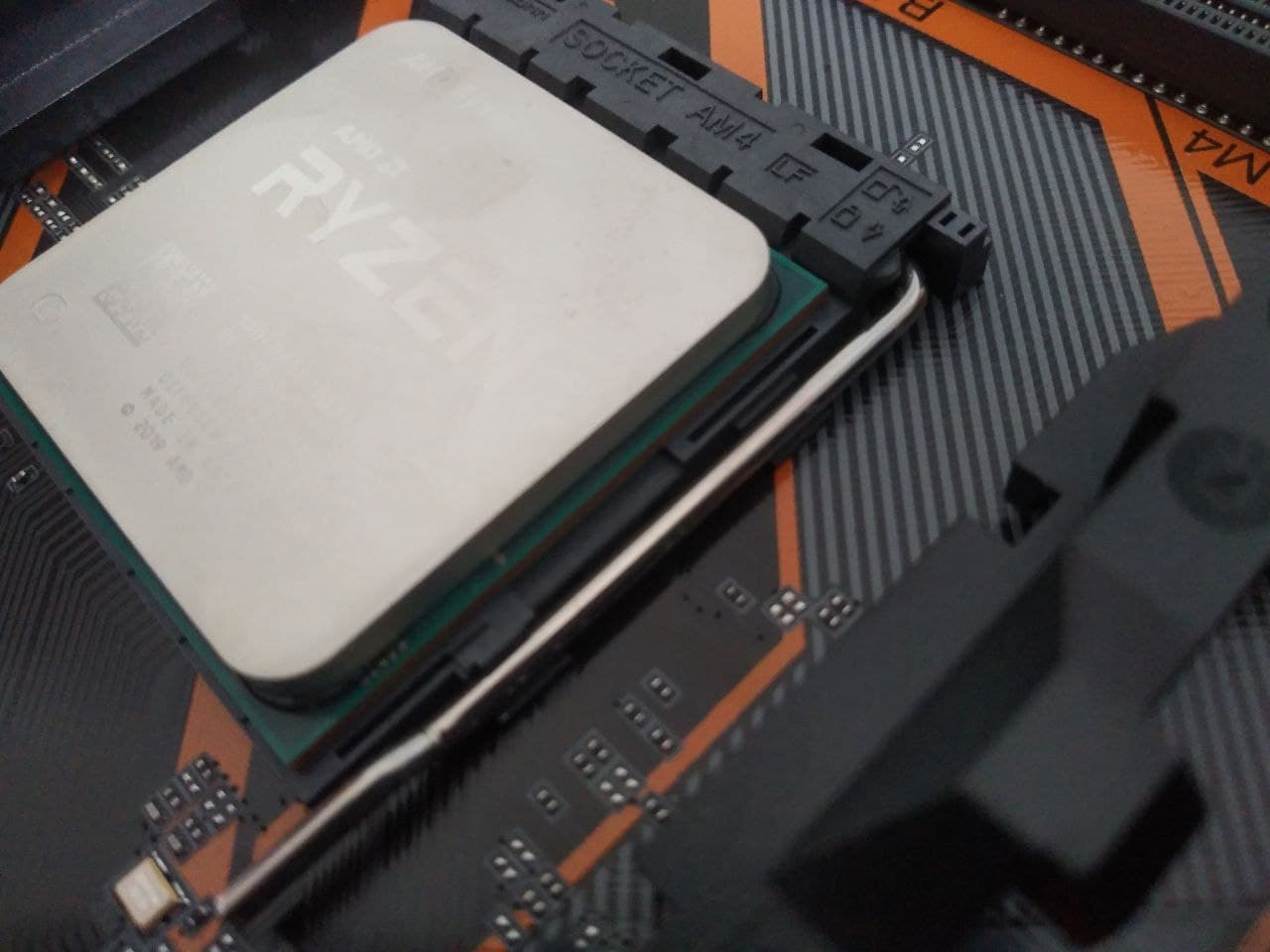 Giao hàng tới nơi vỏ carton ngoài bị xé không còn nguyên vẹn, vỏ trong có dấu hiệu đã bị tháo gỡ phần đáy hộp. Unbox ra thì thấy CPU có vẻ đã qua sử dụng, có vết nám và vết keo tản nhiệt trên mặt CPU.