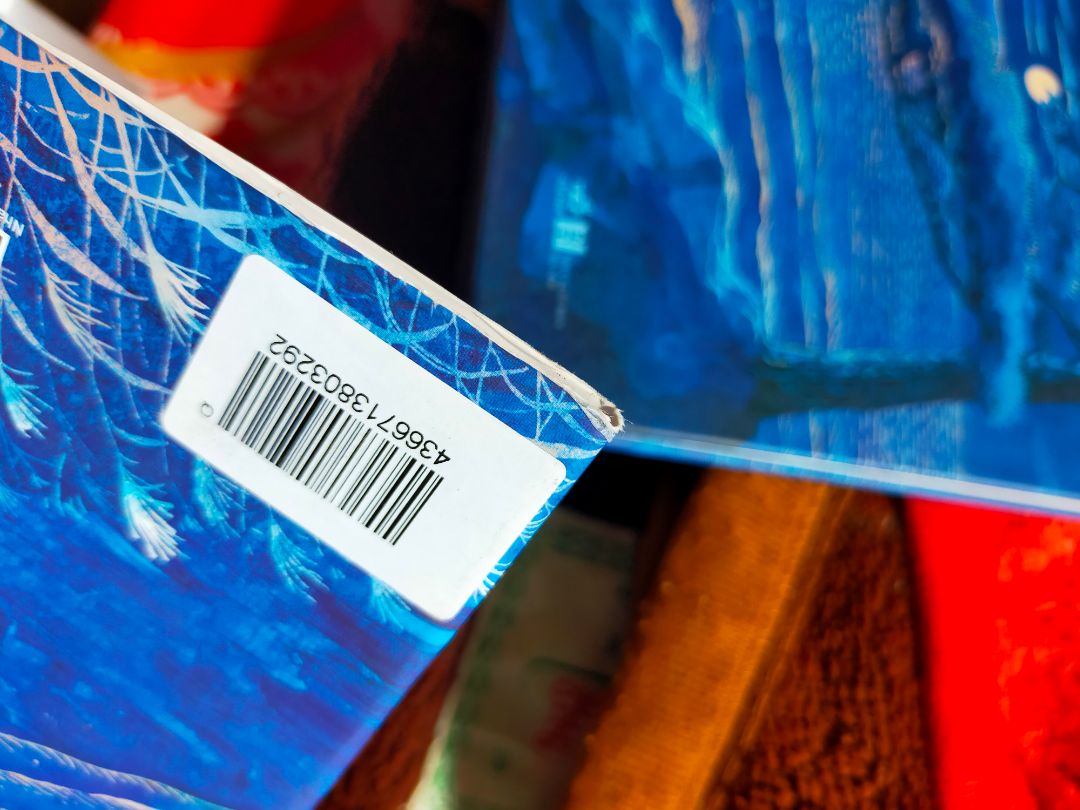 Bản thân cũng khá dễ trong việc sách bị rách một ít, tuy nhiên lần này đặt khiến mình cũng rất nản hơn khi đặt Tiki. Sách như được để ngoài, bụi dính rất nhiều, rách rất nhiều chỗ, ngoài ra còn bị bẩn nữa( bìa này lại không được đóng seal như bìa kia ) mình mua về cho đủ 2 bìa, mà rách như này không biết trưng như nào =)), từ đơn này cũng như các đơn trước mình cảm thấy Tiki đóng gói không tôn trọng khách mua. May lắm thì không bị rách hay df cả !