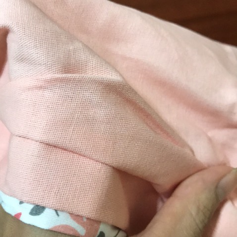 Địu vải khá chắc chắn. Chất vải thô nhẹ mềm thoáng mát độ bền cao. Giặt thì sẽ hơi nhăn. Tuy vậy so vs giá vẫn ok.