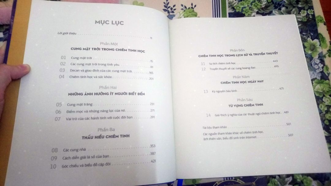 Sách bìa cứng khá dày, bìa in mạ vàng óng ánh và chữ màu xanh dương bóng, giá bìa là 350k nhưng mình mua lúc giảm giá còn được 245k.
Về bên trong thì giấy hơi ngả vàng và mỏng, cá nhân mình thì thích giấy vàng nên không sao. Chữ viết khá nhiều, ít hình ảnh mô tả, hình vẽ các chòm sao thì theo kiểu chân thực. Nếu ai muốn có 1 cuốn Chiêm tinh gối đầu nằm nghiền ngẫm thì ngoài cuốn "Chiêm tinh học - Vận dụng trí tuệ về các vì sao vào đời sống" của tác giả Carole Taylor - AJ dịch thì thêm cuốn này mình nghĩ cũng khá ok. ?
Sách được bao gói rất cẩn thận bằng 1 lớp nylon xung quanh, được tặng 1 bookmark bên trong sách, Tiki giao hàng cũng rất nhanh. ?