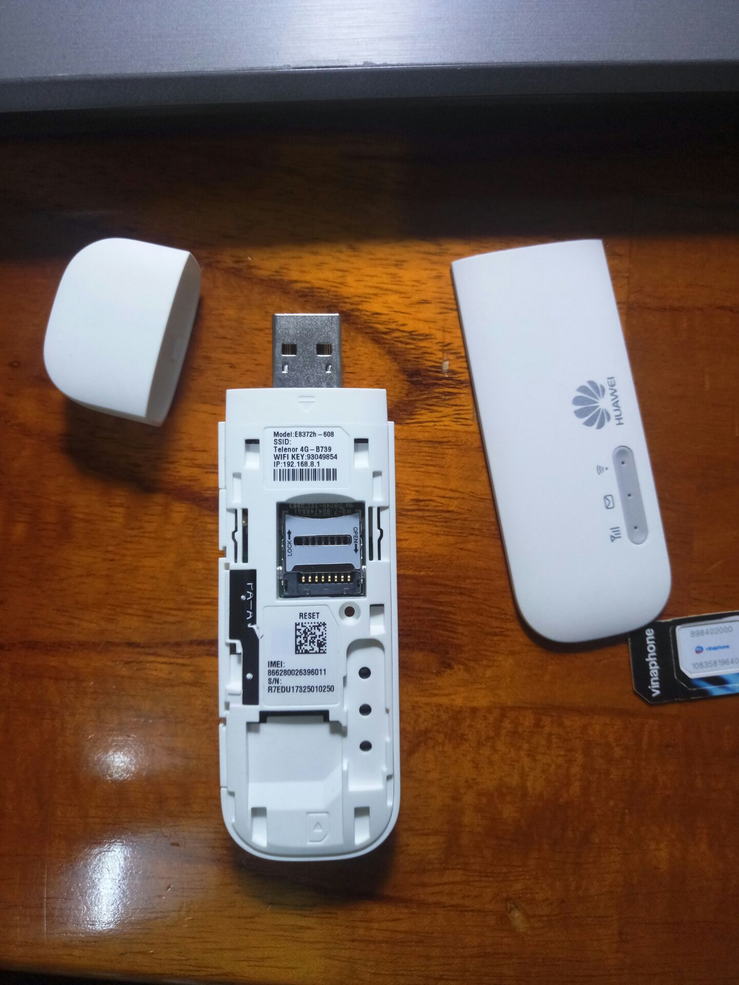 Hàng thì đúng chính hãng huawei nhưng là bản lock nhà mạng Telenor, mình khá đen mua trúng con bị lock vĩnh viễn về chả xài được gì cả, chờ nhận hàng 7 ngày, chờ giải quyết đổi trả mất 5 ngày, chắc chờ hoàn tiền thêm 7 ngày nữa, các bạn có mua thì nên cân nhắc kĩ nhé, hàng 100% là bản lock nhà mạng chứ không phải chính hãng quốc tế đâu, bên ngoài ko logo nhà mạng nhưng bên trong SSID là Telenor 4G, mình bị vướng mua phải hàng này giờ phiền phức quá.