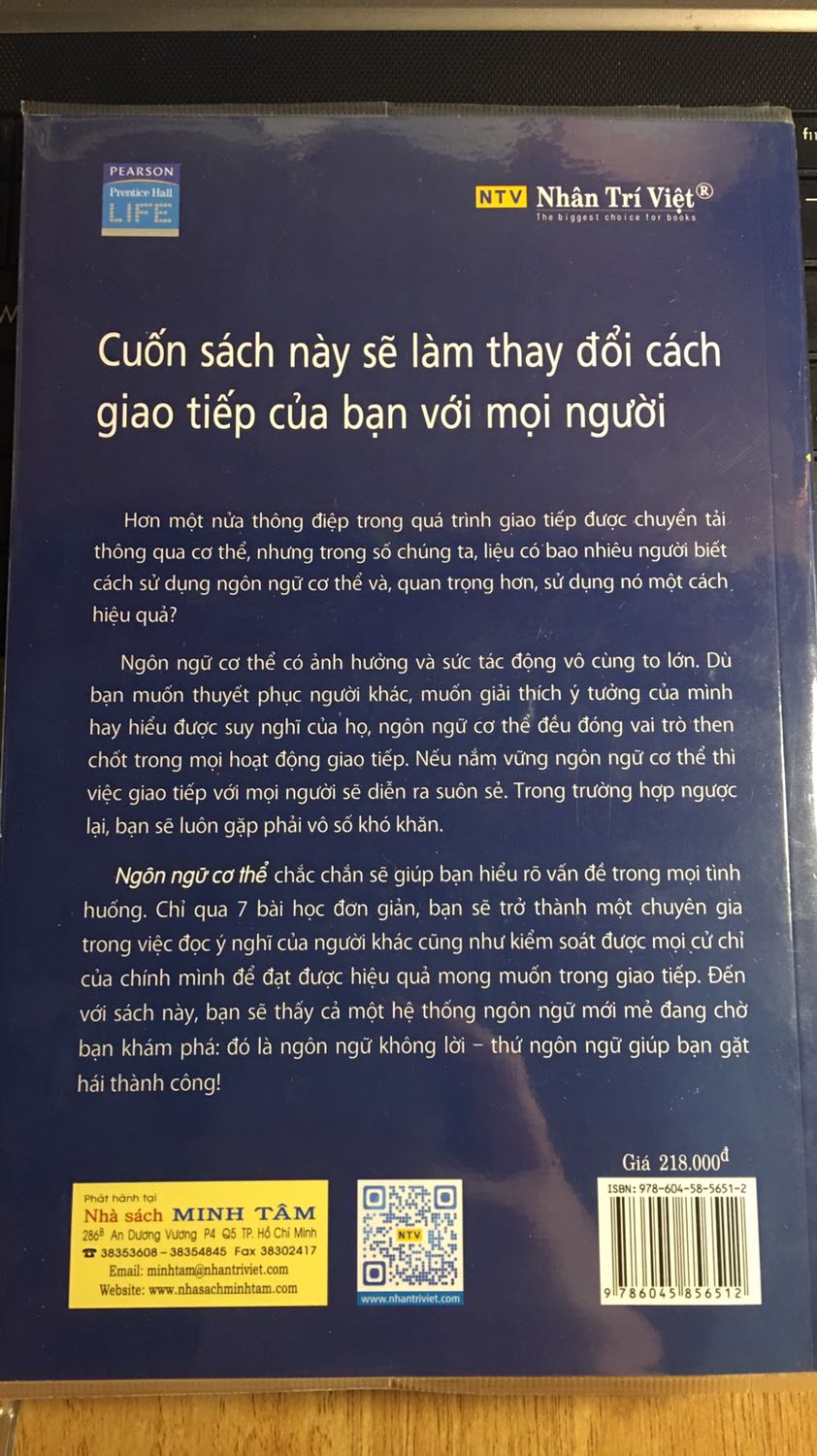 Mình được nhiều anh chị giới thiệu nội dung "Ngôn ngữ cơ thể", theo quan điểm của mình thì đây là phần rất quan trọng trong kỹ năng giao tiếp. Vậy nên mình quyết định mua cuốn sách này để tìm hiểu. Nội dung trình bày khá dễ hiểu, phân tích cụ thể.
Sách nhận được thì mới và được bookcare cẩn thận.
Rất hài lòng!