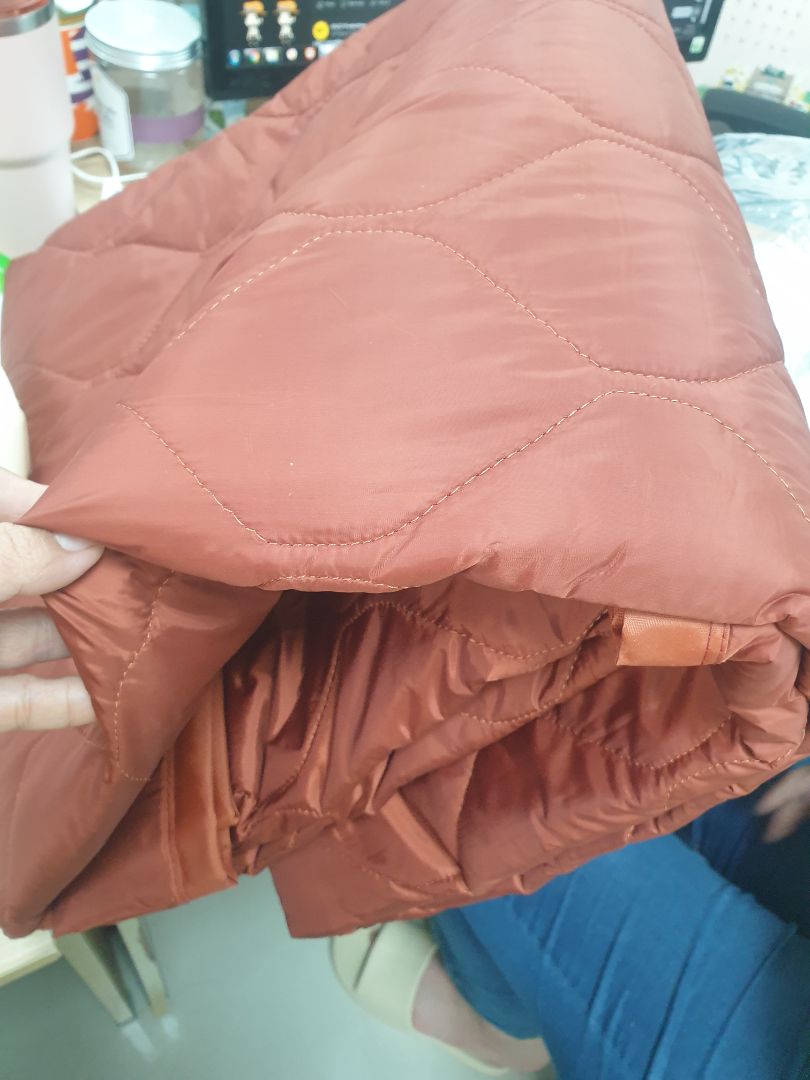 mền nhẹ, kích thước dùng cho cá nhân 1 người, chất liệu vải dù nên hợp khi ở phòng máy lạnh. màu sắc đẹp. mình mua mấy cái cho mấy bạn cùng văn phòng ngủ trưa tiện và thích. màu mình chụp ko đẹp như ở ngoài. mình đặt màu đỏ bầm nhưng giao màu đỏ gạch nên hình ko ra màu đỏ đúng nha mà thôi cũng ko vấn đề j với mình.