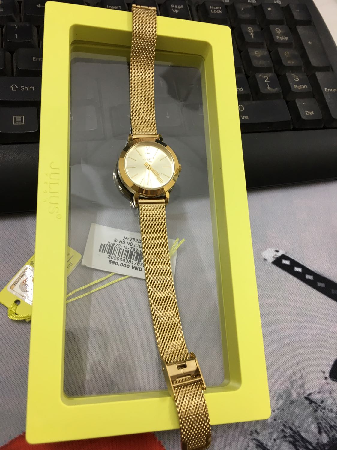 Tem niêm phong không còn nguyên vẹn, đồng hồ đã bị đổi trả từ người khác và quay về với mình. Tuy nhiên chưa kích hoạt bảo hành nên vẫn ok.