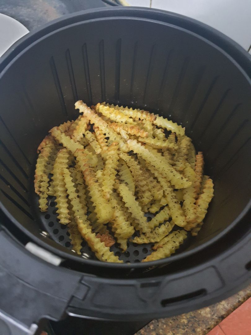 tưởng không ưng nhưng lại ưng không tưởng. Vận chuyển nhanh và đóng gói cẩn thận. Máy rất dễ sử dụng cũng như dễ dàng lau dọn sau khi sử dụng. Mình đã thử chiên gà, khoai tây chiên, hoàn thánh chiên cũng như nướng bánh mì bơ tỏi. Với mức giá này thì hoàn toàn hợp lý với gia đình nhỏ 2 hoặc 3 người. lý do chỉ hợp với gia đình nhỏ là vì dung tích lồng chỉ có 3.2L. Nếu gia đình ai nhiều người thì nên chọn dung tích lớn hơn.