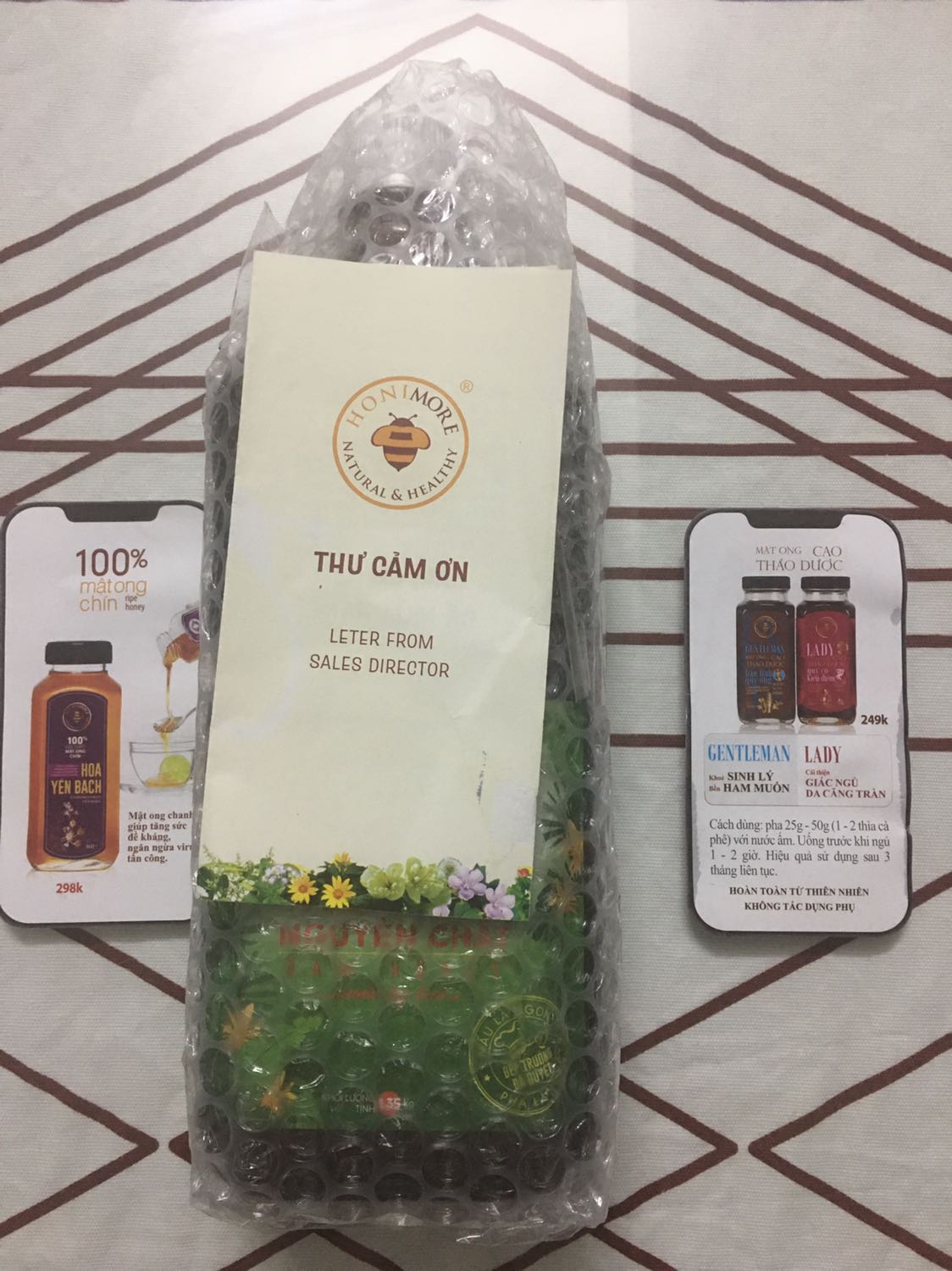 Sản phẩm giống hình quảng cáo, đóng gói và bảo quản tốt trong quá trình vận chuyển lại đc đính kèm Thư cảm ơn rất lịch sự. Mình chưa mở chai vì muốn để dành, tuy nhiên nhìn từ bên ngoài thấy mật sánh đặc, vàng óng nên hi vọng sẽ rất thơm ngon, đúng chất lượng. Cảm ơn shop và hẹn gặp lại!