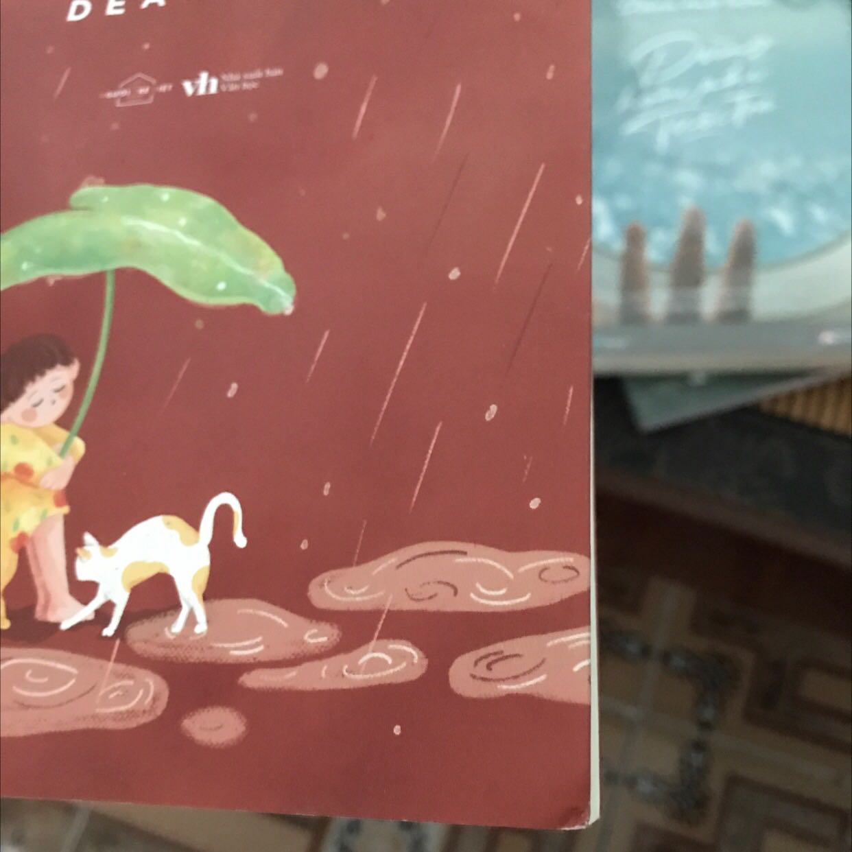 sách không có bọc nên vận chuyển đến nơi thì hơi bị ẩm và mép sách có hơi mẻ và sách nhỏ với mỏng hơn mình tưởng tượng mong lần sau sách sẽ được đóng gói cẩn thận hơn