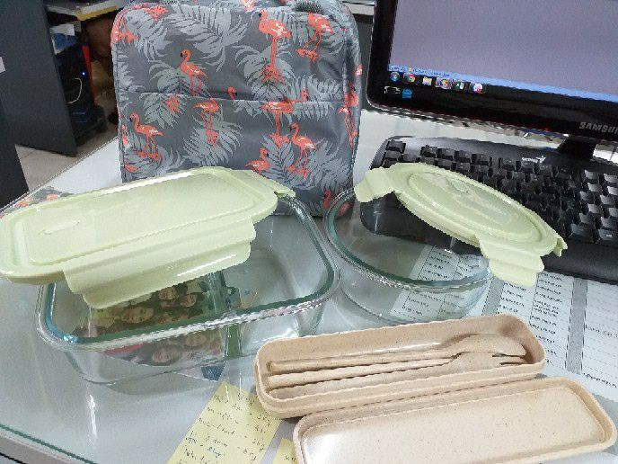 Hộp cơm siêu to luôn. thố tròn đựng canh k bị đổ ra, mình rất ưng. Hộp thủy tinh dày dặn, shop giao đúng màu và đầy đủ túi thìa. thanks shop