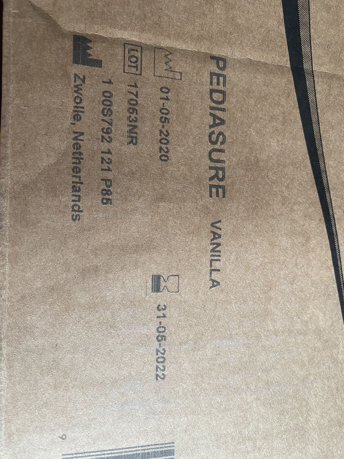 Hạn sử dụng trên đáy hộp không rõ ràng, sắc nét. Có tờ giấy dán hạn sử dụng riêng trên vỏ giấy bóng và khác hạn sử dụng trên vỏ hộp cacton. Yêu cầu giải thích và đánh giá lại sản phẩm, có phải hàng thật hay không