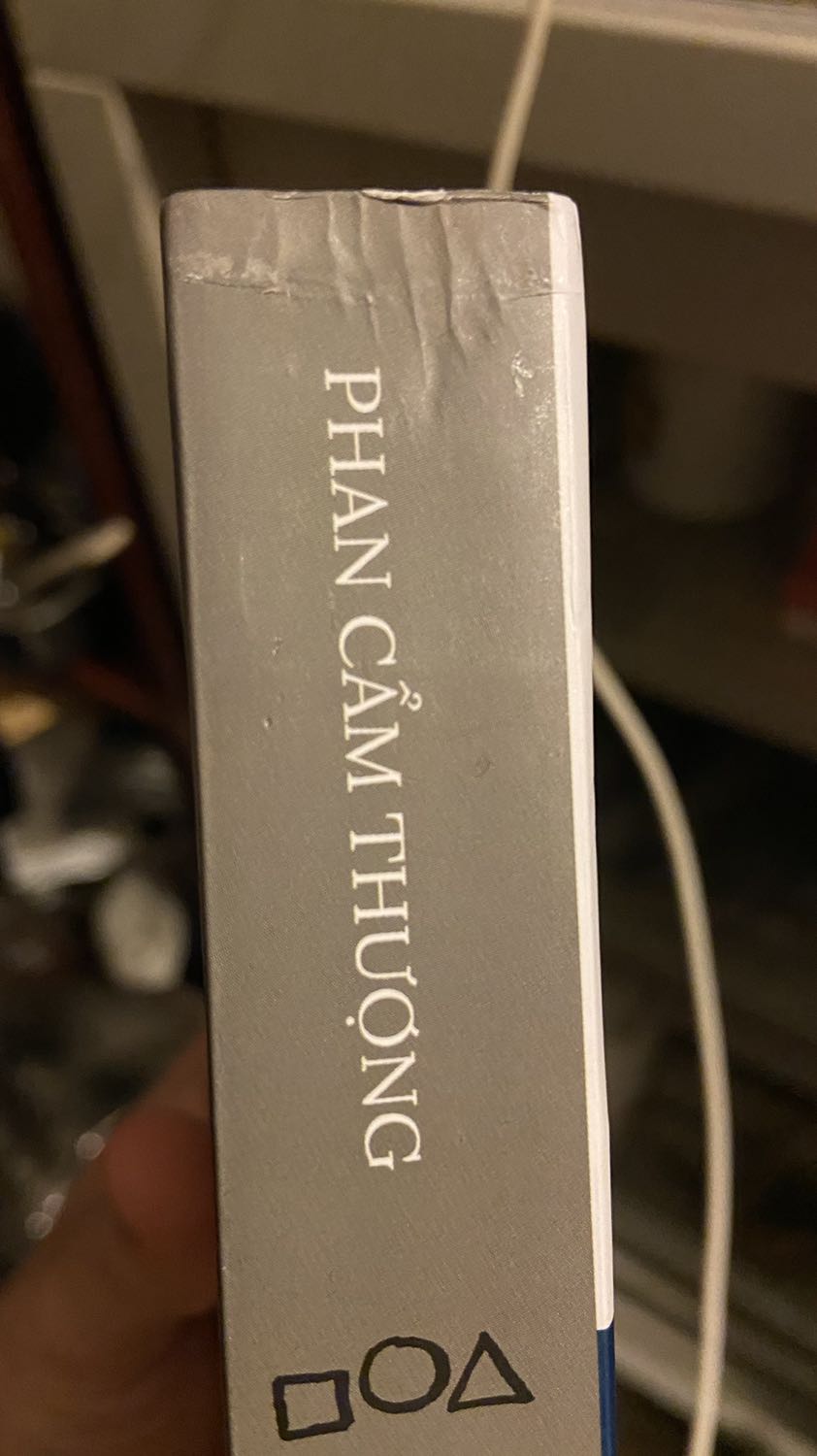 Sách nội dung hay nhưng hình thức bìa trắng dễ bám bụi bẩn. Sách đọc rất loá mắt!

Sách mua còn nguyên seal mà xước xẹo, bẩn bụi bìa và các góc cạnh. Mua hàng online quả là 50/50, kiểu 5 ăn 5 thua mệt mỏi thực sự... Khâu bảo quản, giữ gìn, kho bãi hàng hoá kém.

Nếu mua chỉ để đọc thì ỔN. Còn để tặng, sưu tầm hay mua hộ người khác thì không nên mua sách đảm bảo kiểu này!!!

Mong nhà cung cấp cải thiện, khắc phục dịch vụ!