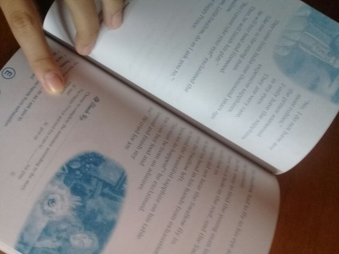 Ổn, còn có thêm cái vòng tròn kết nối robot gì đó cơ mà em không biết dùng QwQ, tập nào cũng được bao giấy kiếng ở ngoài nên trong mới tinh, có bọc đựng CD đàng hoàng, có điều lúc em mua có để First new tặng sách nói nhưng hàng về thì không thấy gì cả, tận 2 đơn luôn. Thêm cái nữa là mọi người có thể cho em hỏi để nghe CD thì dùng máy gì không ạ, vì em mua dạng này lần đầu nên không biết mua CD player nào để luyện nghe.