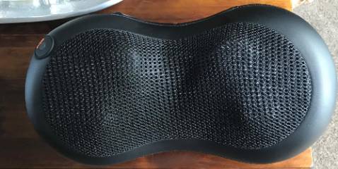 Không biết có ai bị khó ngủ như mình không. Mình đi làm ngồi nhiều mà toàn làm bằng máy tính nên mỏi kinh khủng, mà còn đau không ngủ được, đã khó ngủ thì chớ nhiều hôm đau quá thức cả đêm :((( Xong mua con này về dùng thử tại lên chỗ này thấy nhiều review tốt. Về nằm thì thấy ổn hơn, đỡ đau hơn nhiều, dễ ngủ hơn nữa. Mình còn mua thêm một cái cho bố mẹ ở quê thấy 2 cụ cũng bảo tốt. Chất lượng tốt lắm mọi người ạ