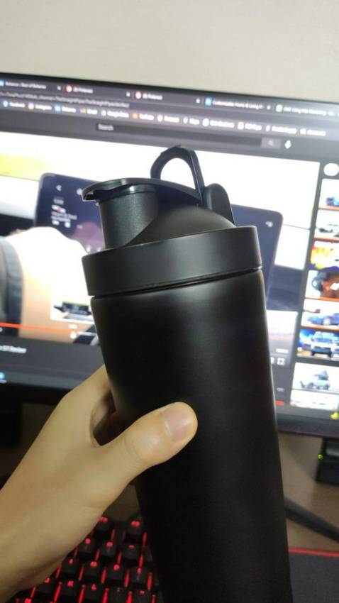 Nhận được hàng rất ưng, bình cầm chắc chăn đúng như mô tả, đây là bình của ck m, sắp tới m sẽ mua cái nữa cho m
Màu đen nhám nhìn rất sang, bắt mắt và chắc chắn, gioang cao su nắp khá chặt, đựng nước tốt bảo quản nước cũng ok, tháo ra không bị mùi lắm, nên là ổn ạ!! Sẽ còn mua thme