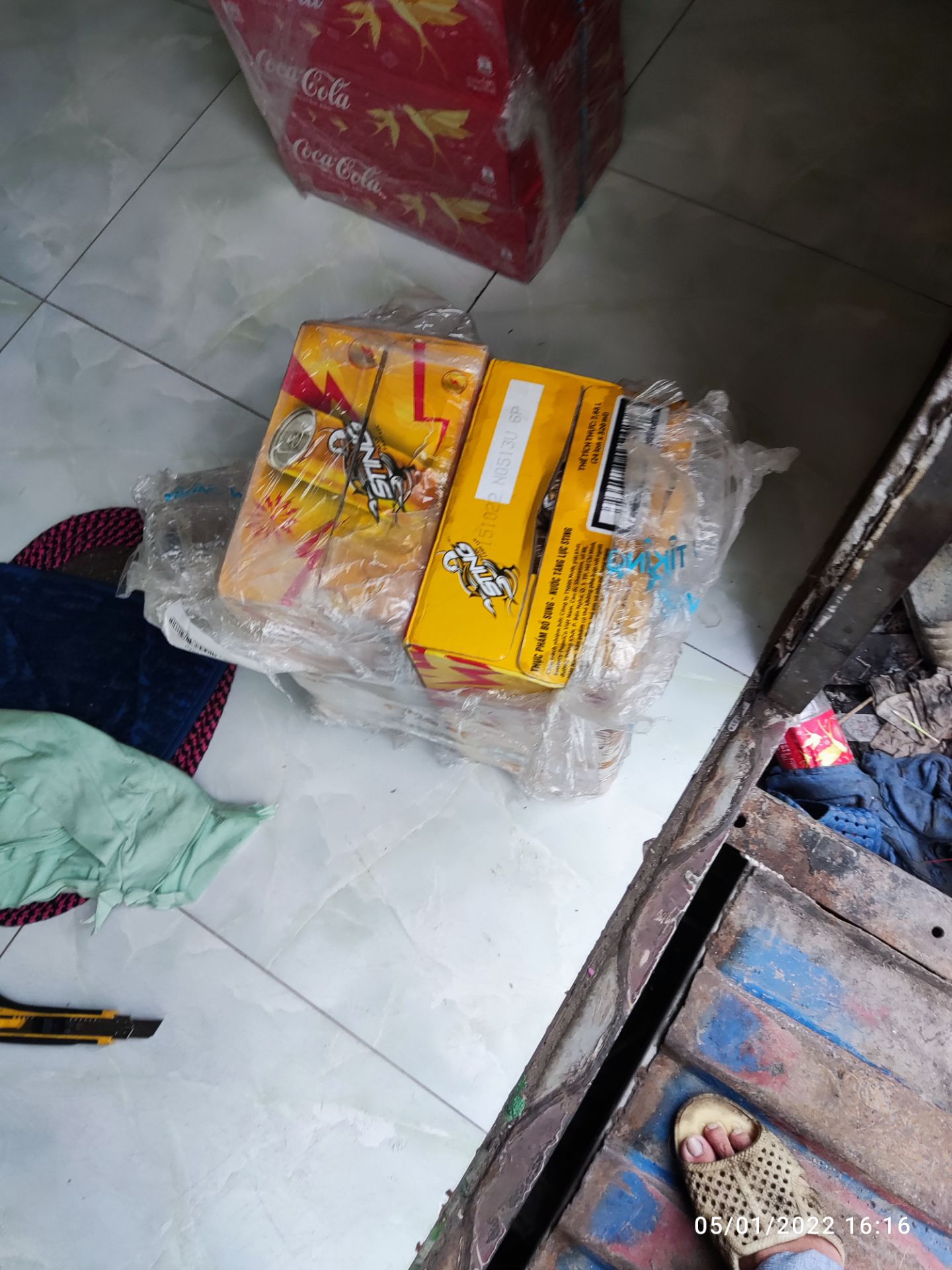 2 thùng bị lủng,nước ngọt chạy ướt mem,kiến bu