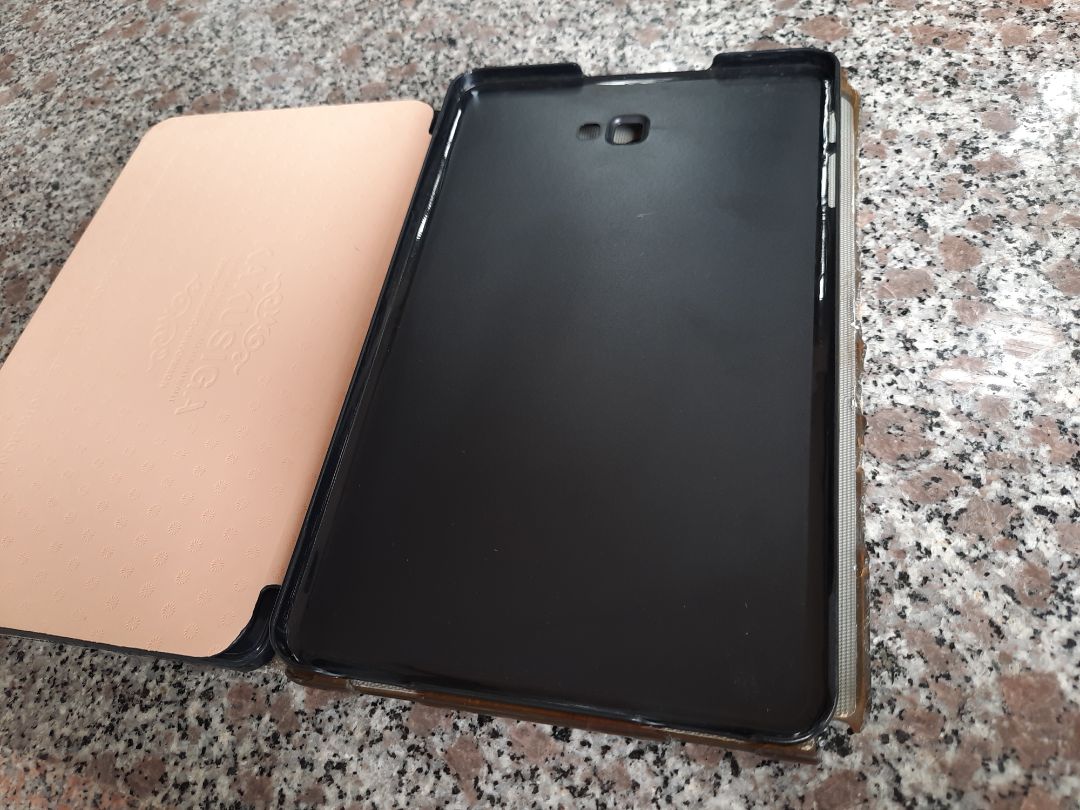 Chào shop,  Tôi có đặt hàng bao da cho máy tính bảng sam sung Tab A  10.1 -2016, nay đã nhận được sản phẩm.  Nhưng bao da nhỏ hơn máy tính của tôi 1cm,  vì vậy tôi đã chụp hình ảnh của sản phẩm và phản ánh tới 18006963, đồng thời cũng gửi tới  emamail của tiki những phản ánh với hình ảnh của sản phẩm. Vì vậy mong shop xem xét và đổi sản phẩm khác cho tôi dùng phù hợp với máy tính của tôi.  Xin chân thành cảm ơn!