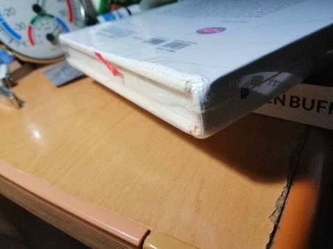 Sản phẩm được bọc kỹ nhưng vẫn bị móp góc. Rất bực mình vì mua không rẻ nhưng vẫn không được như ý.