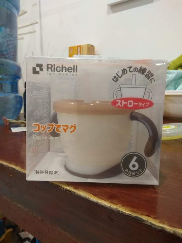 Cốc giao đúng màu đã đặt, sang xịn mịn,không có mùi nhựa, màu nâu nên hơi kiểu mùi cafe. Không bị đổ nước ra thành ngoài. Bé chịu uống nước. Ưng nha.