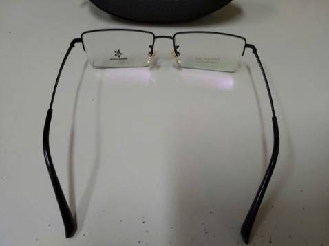 Gọng kính đẹp, nhẹ. Giao hàng hàng nhanh, đóng gói cẩn thận.