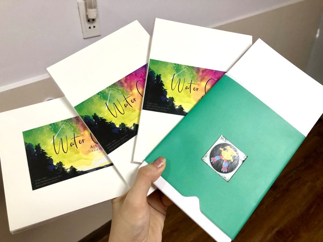 Giấy dày dặn, đẹp chất lượng, lại còn được tặng kèm theo sắp giấy có vân nữa. Cảm ơn shop nhiều ạ