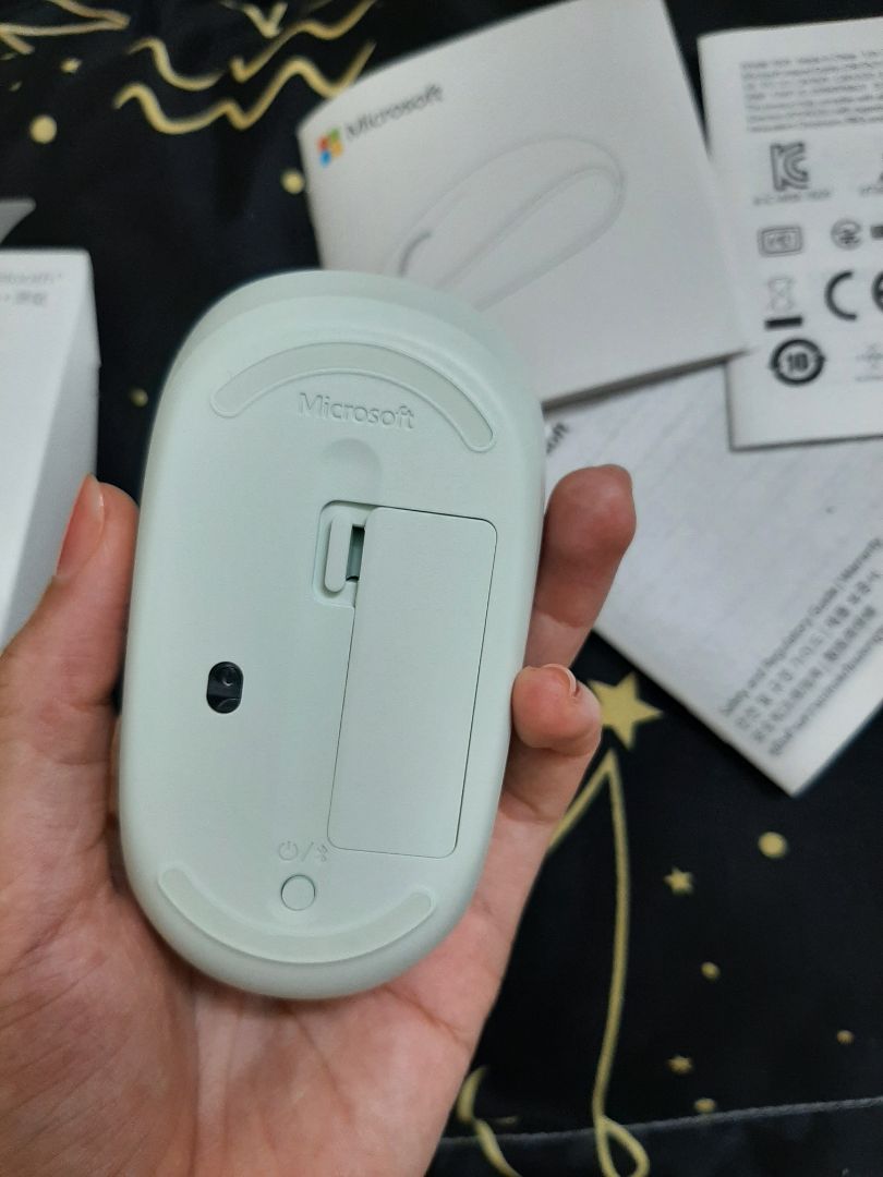 Tiki giao hàng nhanh lắm luôn, đặt hôm trước hôm sau có. 

Shipper nhiệt tình, thân thiện, mang hàng vào tận nhà cho mình. 

Chuột vừa tay, lúc ấn chuột có phát ra âm thanh, kết nối bluetooth nhanh chóng, mượt mà. Giá thành tầm trung, ổn định. Chưa dùng lâu nên không biết tốt hay không, sử dụng pin nên cứ hết pin là thay, tiện lợi, dễ sử dụng.