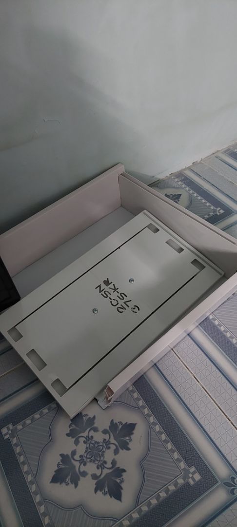 cai tủ mới mua về mở ra bị gãy ,tủ yếu xìu nt shop đọc tin mà ko trả lời ,làm ăn thiếu trách nhiệm ,bán tủ dỏm,làm cho chồng mình chửi mình ,đánh giá 1sao