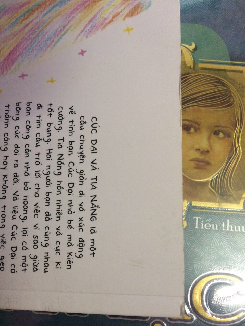 Mình mua tiki từ đợt 30/4 năm nay. Trong 1 tuần thôi mua hết gần 4 triệu tiền sách. Toàn sách cho con gái mình. Trừ những cuốn còn nguyên nilon bên ngoài còn lại chưa có cuốn nào sạch cả. Lần nào cũng mất công lau lại bằng giầy ướt rồi tới giấy khô. Bực kinh khủng nên mình ko mua bên tiki nữa. Tối qua thử mua cuốn này mới xuất bản xem sao thì sáng nay nhận được ntn đây ạ. 
Mà đây ko phải sách xb từ xưa và lưu kho lâu lắm rồi mà nó mới xb xong thôi. 
Sách giá tiền ko cao nhưng mình giữ và yêu sách lắm nên cảm giác rất rất ko thoải mái. Mình muốn nhận 1 cuốn khác ko bị bẩn như cuốn này.