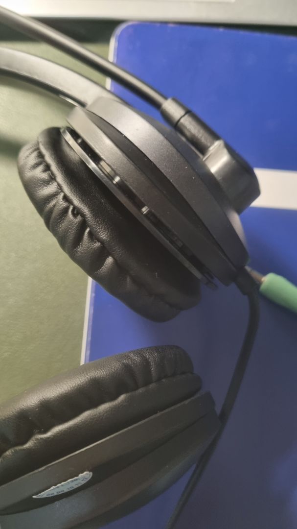 Tai nghe chất lượng tệ, âm thanh không vào, *** các kiểu máy. Ngoài ra phần hoàn thiện kém, lớp áo bọc tai nghe bên ngoài vừa đụng vào đã bong ra. Mình nhận hàng từ trưa hôm trước, chủ quan tối hôm sau mới mở ra + đem vứt vỏ hộp ngoài nên không đổi trả được. Chất lượng tệ, hên xui.