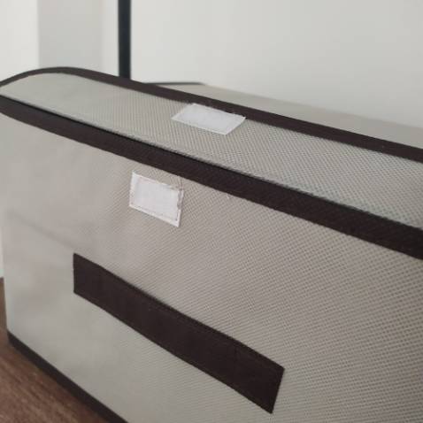 hộp vải rất chắc chắn, shop giao hàng nhanh nữa mà h dọn phòng mới quay đc, màu đúng hình mình rất thích lun, đựng đồ mỹ phẩm rất gọn và tiện nè 😊🥰

đã từng mua loại giống na ná nhưng là của trung Quốc nhưng dùng nó chán và độ bám ko có, lại không chắc chắn!! nên hơi èo uột, màu sắc thì cũng ko tươi lắm! lô này mình thực sự ưng ý vì là màu sắc nó tươi, nhìn bên ngoài đẹp hơn hẳn ảnh chụp!! máy mình hơi cùi á!! ko bật lên được!! mọi người nên mua xem thêm. đảm bảo thích luôn, set này có 2 chiếc to và nhỏ nên đựng đồ đa dạng!