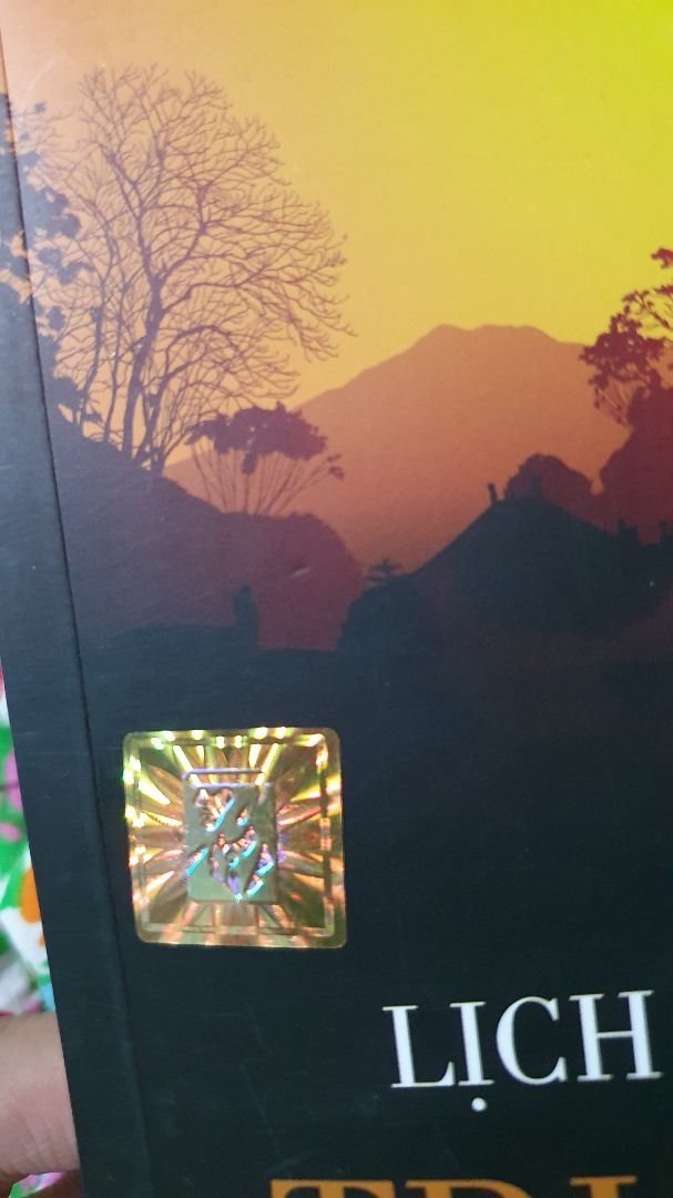 Lần này hàng giao chậm hơn dự kiến những 5 ngày nên mình chờ hơi lâu nhưng do dich bệnh nên mình cũng thông cảm! Sách phù hợp với giá tiền nên hơi cũ! còn về nội dung thì viết về nền văn minh TQ qua các triều đại như tên sách chứ không phải lịch sử TQ nha mọi người, cuối sách có một số bài thơ khá hay!