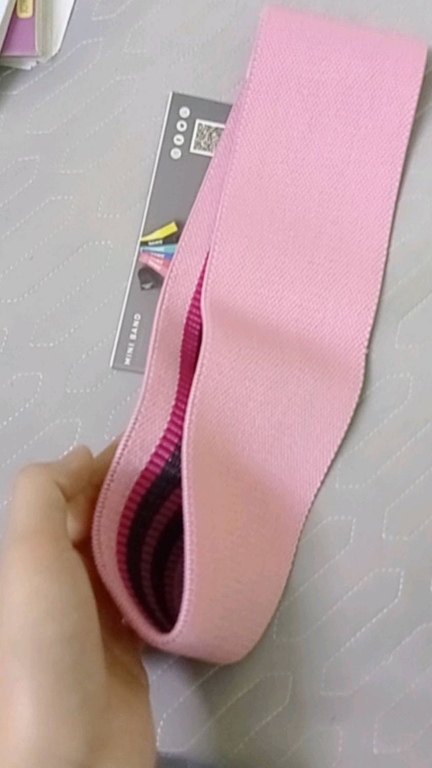 Vải dầy. Độ co giản rất ưng ý. Giao hàng nhanh. Cho shop 5 sao nèDây đẹp chắc chắn, đóng gói cẩn thận, nặng hơb sức tập của mình nên phải mua thêm dây nhẹ nữa về tập, hihi