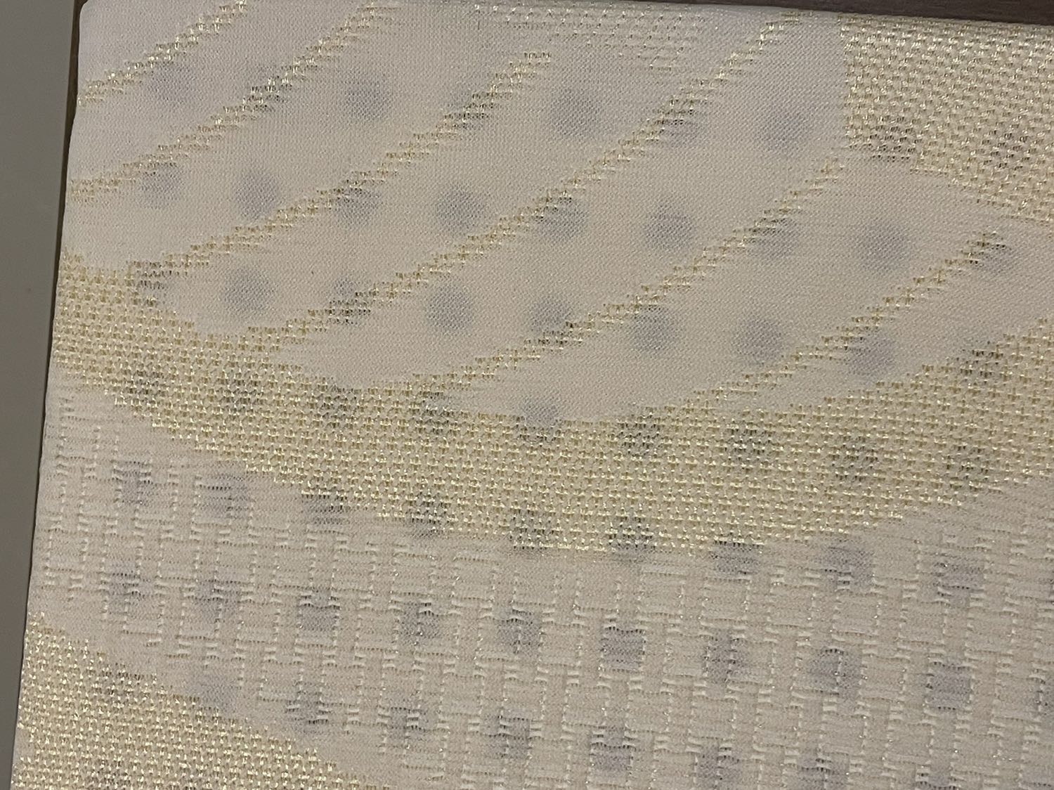 Giao nhanh, đóng gói cẩn thận, nệm nằm êm, sẽ có hơi mùi nhẹ vào tuần đầu, nói chung chất lượng ổn