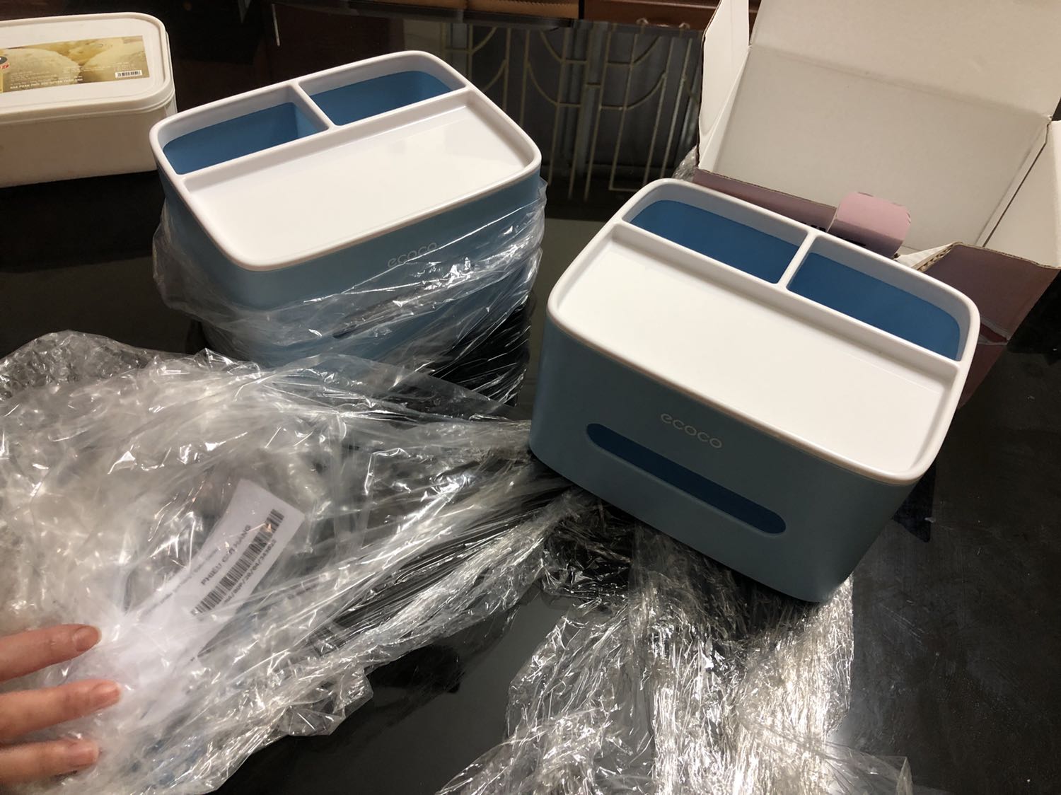 Tôi đặt mua 2 hộp màu xanh ngọc với giá 120k nhưng lại nhận 2 hộp xanh dương giá 94k

Thật sự thất vọng về cửa hàng!!!

Các bạn giải quyết cho mình như nào???