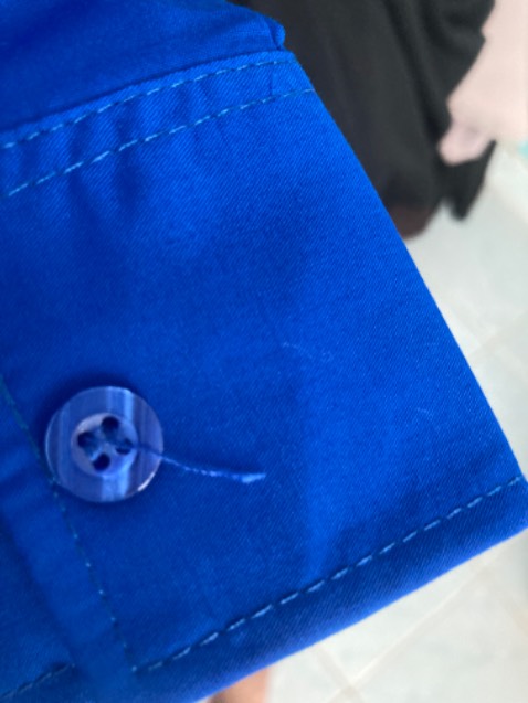 Áo có màu đẹp, giao nhanh. Tuy nhiên có nhiều chỗ không biết do bung chỉ hay là chỉ thừa.