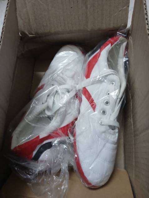 Đặt Mau đen mà giao màu trắng.
Vẫn chấp nhận.