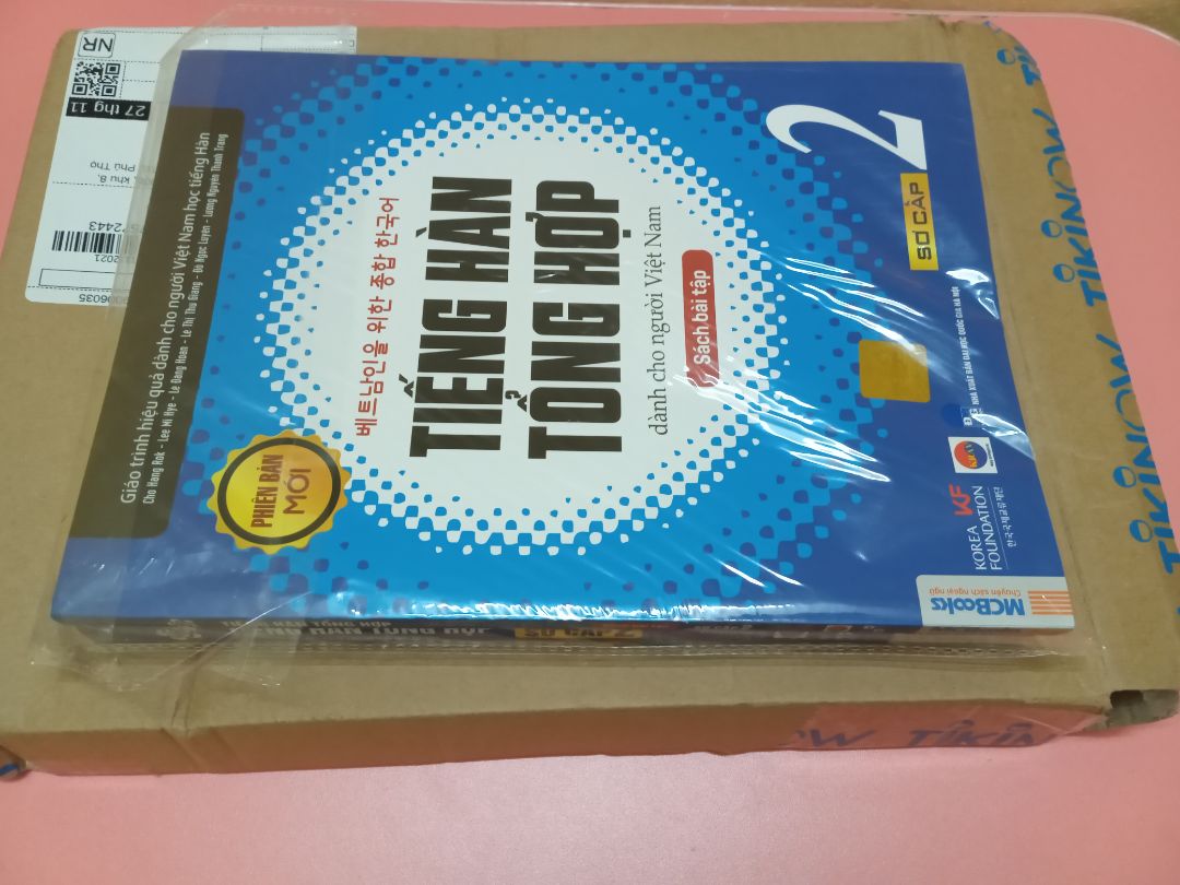 Tiki giao hàng nhanh, đóng gói rất cẩn thận. Mình sắp học xong quyển 1 thôi nhưng thấy có giảm giá nên mua về luôn. Sách rất hay và phương pháp trình bày rất dễ hiểu. Tiki giao hàng nhanh, đóng gói rất cẩn thận. Mình sắp học xong quyển 1 thôi nhưng thấy có giảm giá nên mua về luôn. Sách rất hay và phương pháp trình bày rất dễ hiểu.