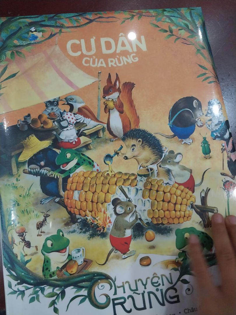 cuốn sách có là cuộc phiêu lưu thú vị của các vị thần lùn và các con thú trong rừng. mình thích bộ chuyện này