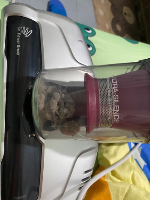 Máy đẹp, nhẹ, nhỏ gọn, thiết kế dễ đẩy phẳng. Máy hút bụi tốt, hút tóc và lông rất nhanh. Hút sạch hơn máy deerma mình từng mua mà kêu còn êm hơn nữa chớ. Tối qua đã hút với máy deerma mà sáng sớm nhận máy hút lại với máy này và kết quả. Biết vậy mua máy này từ sớm đỡ tốn tiền ***. Perfect, 1000 điểm. Xứng đáng mua.