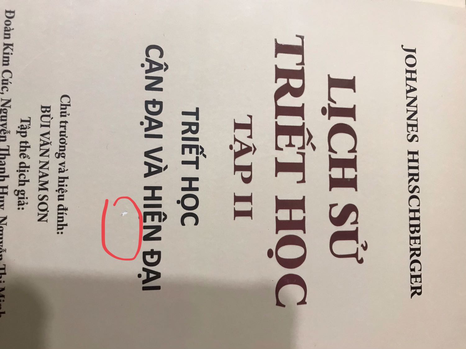 Lướt sơ qua thấy quyển Lịch sử triết học này chỉ viết về triết Âu, có bổ sung một phụ lục về triết Mỹ ở cuối quyển 2 (không có triết Đông đâu nhé).
Giấy đẹp, mỗi tội dính keo giữa 2 quyển nên bìa trước quyển 2 và bìa sau quyển 1 có lỗ nhỏ như hình.
Hiện đã yêu cầu đổi sp mới và đang chờ nv giao nhận thu hồi sp. Lướt sơ qua thấy quyển Lịch sử triết học này chỉ viết về triết Âu, có bổ sung một phụ lục về triết Mỹ ở cuối quyển 2 (không có triết Đông đâu nhé).
Giấy đẹp, mỗi tội dính keo giữa 2 quyển nên bìa trước quyển 2 và bìa sau quyển 1 có lỗ nhỏ như hình.
Hiện đã yêu cầu đổi sp mới và đang chờ nv giao nhận thu hồi sp.