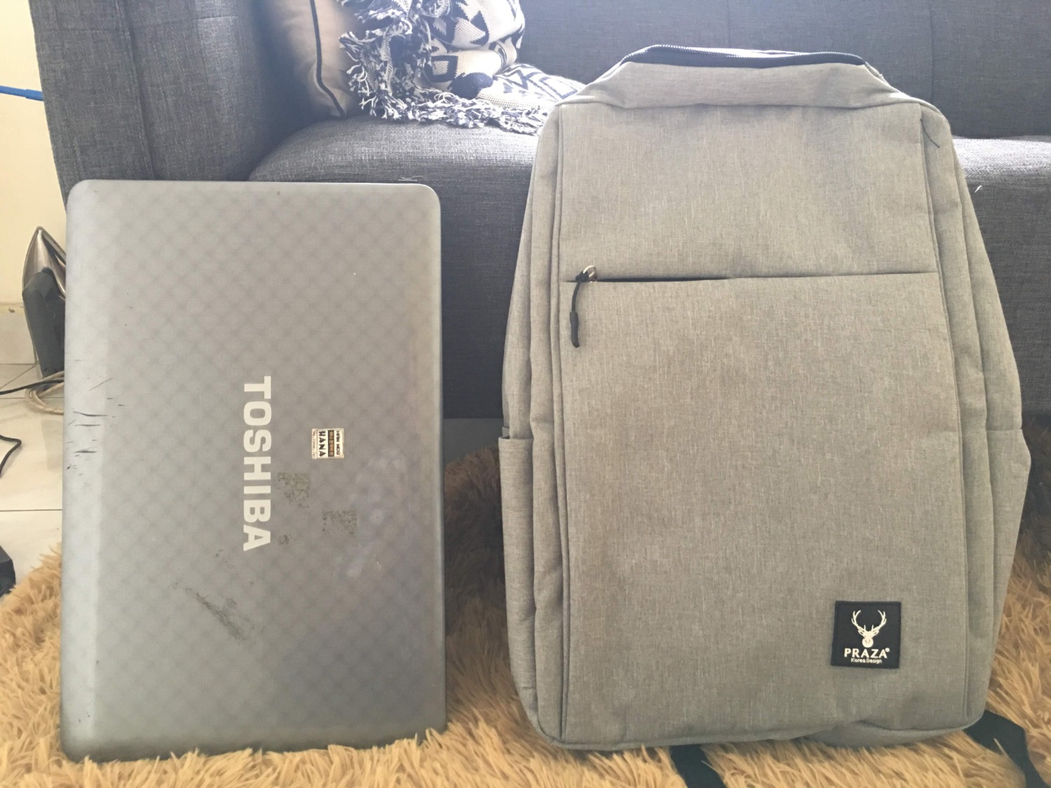 Balo lớn hơn tưởng tượng nhưng không sao, đựng được laptop 15inch hoặc to hơn xíu. Chất liệu vải bên ngoài cũng khá chắc chắn, dây kéo tuy không phải dây xịn nhưng kéo cũng khá mượt. Bên cạnh đó còn tặng dây Usb (để bên trong balo ) có thể dùng để vừa đi bộ vừa sạc, tuy mình không thấy tính năng này cần thiết lắm. Nhìn chung tầm giá này thì balo này là rẻ mà tốt. Thời gian sử dụng có bền hay không thì sau này mới biết, nói chung là hài lòng. Balo lớn hơn tưởng tượng nhưng không sao, đựng được laptop 15inch hoặc to hơn xíu. Chất liệu vải bên ngoài cũng khá chắc chắn, dây kéo tuy không phải dây xịn nhưng kéo cũng khá mượt. Bên cạnh đó còn tặng dây Usb (để bên trong balo ) có thể dùng để vừa đi bộ vừa sạc, tuy mình không thấy tính năng này cần thiết lắm. Nhìn chung tầm giá này thì balo này là rẻ mà tốt. Thời gian sử dụng có bền hay không thì sau này mới biết, nói chung là hài lòng.