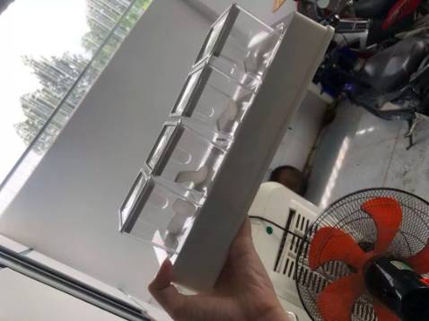 Nhỏ nhỏ xinh lắm luôn á. Thêm nữa là đựng kín lắm ko sợ kiến hay côn trùng đâu.