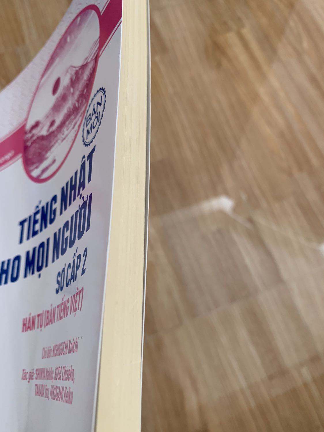 Tưởng là giấy bóng nhưng khi nhận hàng thấy là giấy nhám, sách còn màng bọc nên khá mới nhưng mình vẫn thích bản giấy bóng như tập 1 hơn.