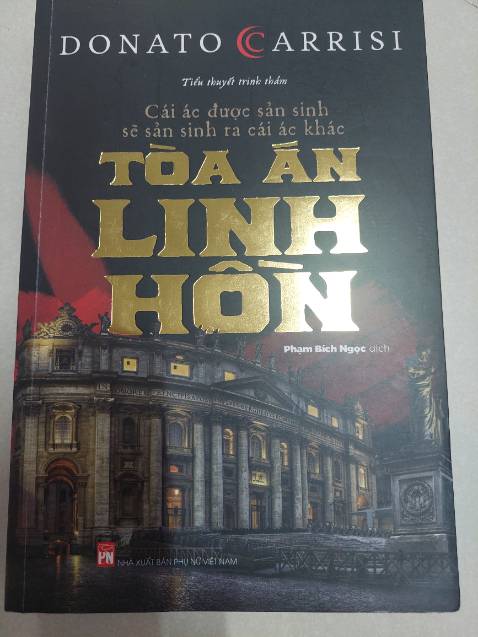 Bên cạnh những yếu tố về cách kể chuyện, xây dựng nhân vật, kịch bản dồn dập phi tuyến như một đặc sản ở tác phẩm  trước, điều hấp dẫn hơn ở Tòa án linh hồn là Donato Carrisi khéo léo dẫn dụ người đọc vào những bí ẩn mang tính tôn giáo, hay khoa tâm lý học hành vi. Câu chuyện cũng hàm chứa những ẩn dụ về đạo đức qua khái niệm CÁI ÁC.
Môt tác phẩm xuất sắc trên nhiều khía cạnh.