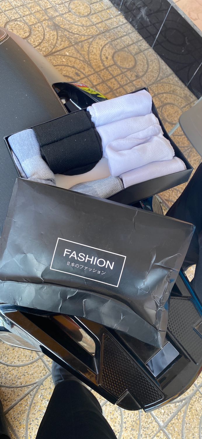 lần trước mình mua, tổng 5 màu 1 loại 2 cái, bao bì giống hình , lần này mua thì quá thất bại. vải thô , nhằm đôi chiếc nhỏ chiếc to. gói sản phẩm kém chất lượng, mong TiKi cải thiện tốt hơn. đánh giá 1 sao  vì sản phẩm kém chất lượng, thanhk