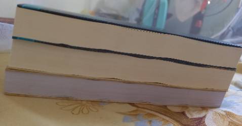 Giao hàng nhanh nhưng đóng gói chưa ổn lắm. Bên trang sách hơi bị nhăn.