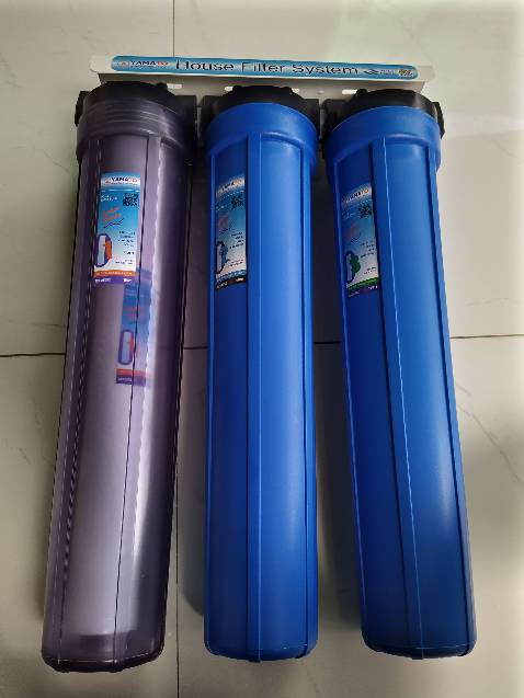 Đóng gói sản phẩm chắc chắn, có chèn mút xốp xung quanh, thùng ko bị bóp méo gì cả.

Loại 20inch khi cho nước vào thì nặng lắm, hơi khó tháo lắp. Tuy nhiên không ảnh hưởng đến áp lực nước. Do nước ở nhà yếu nên mua loại này dùng cho ổn.
Vỏ lọc chỉ có 1 joint cao su thôi, với lại ko có khe giữ lại nên lúc vặn vào dễ bị tuột cái joint ra làm nước bị xì.

Lõi than hoạt tính không đầy mà chỉ khoảng 3/4 thôi, nghe sột soạt bên trong.