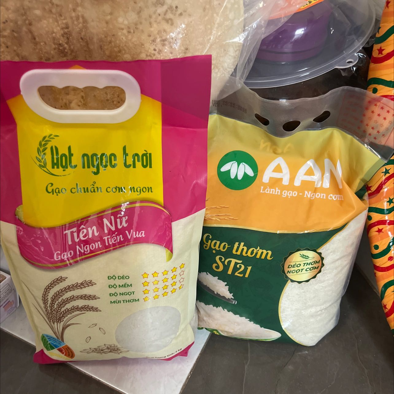 Chất lượng tốt cơm trắng, dẻo giá hợp lý mà không kém ST25 là mấy. Tính ra giá chỉ nhỉ hơn gạo thường 2-3k/kg.