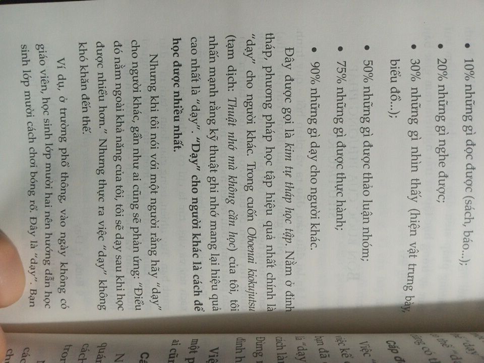 Sau khi bị ấn tượng bởi nội dung của quyển:'Đọc nhiều nhớ được bao nhiêu' cùng tác giả thì mk tìm đc quyển ' Làm sao học ít hiểu nhiều' cũng rất hay. 1 phần mk rất ấn tượng trong cuốn sách này là :để có thể nhớ lâu thì ta nên có đầu ra với phương pháp 'Dạy'. 
-Cấp độ1:dạy 1-1 
-Cấp độ 2: dạy 1 nhóm nhỏ (khoảng 5-7 người)
-Cấp độ 3: dạy 1 nhóm lớn hơn ( khoảng 15 ng)
-Cấp độ 4: dạy qua mạng Internet ( rất nhiều ng học bạn)
----Lợi ích của việc dạy cho người khác là rất nhiều: kiểm tra lại kiến thức, nhớ lâu hơn, cách diễn đạt dễ hiểu hơn, dưới sự áp lực khi dạy người khác bạn có ý thức đc bản thân phải học một cách nghiêm túc hơn. Lời cuối cùng mình xin cảm ơn Tiki vì đã mang lại những dịch vụ rất tốt.