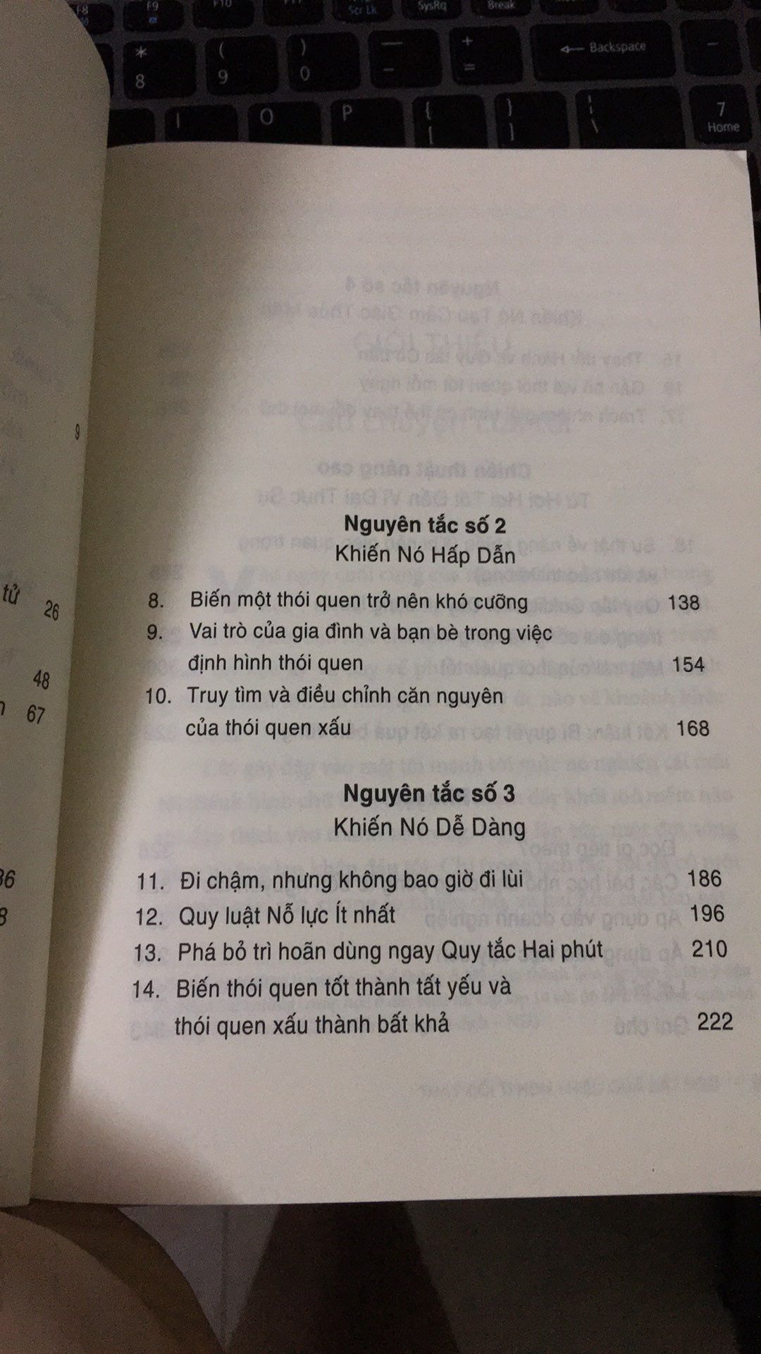 trong ba hôm, mình vừa đọc, vừa tô, vừa viết lại những phương pháp hiệu quả của quyển sách giới thiệu. 
đây là quyển sách mình cảm thấy rất hay, mình từng đọc qua một ít bản tiếng anh vì lúc đó nó chưa xuất bản thành tiếng việt. Sau khi mình tìm thấy bản dịch tiếng Việt thì lại lần nữa lập tức mua và cũng tô vẽ ghi chép như từng làm. Thật ra sau khi đọc xong bản tiếng việt mình có hiểu hơn một chút. Nhưng đúng là có những từ không có hiệu ứng thích hợp bằng tiếng việt để mô tả nó về mặt ngữ nghĩa. 
+ đối với chất lượng: mk nhận sách trong tình trạng nguyên vẹn, nhưng không may bị thiếu mất bookmark... nhưng vấn đề này mình có thể bỏ qua. 
+ về giao hàng và đóng gói: sách đóng gói khá chắc chắn, giao hàng thì chắc chắn không nhanh như bình thường ròi. nhưng đối với mình không vấn đề gì, quan trọng là nội dung nó truyền tải thế nào thôi. 
cảm ơn tiki nhé!